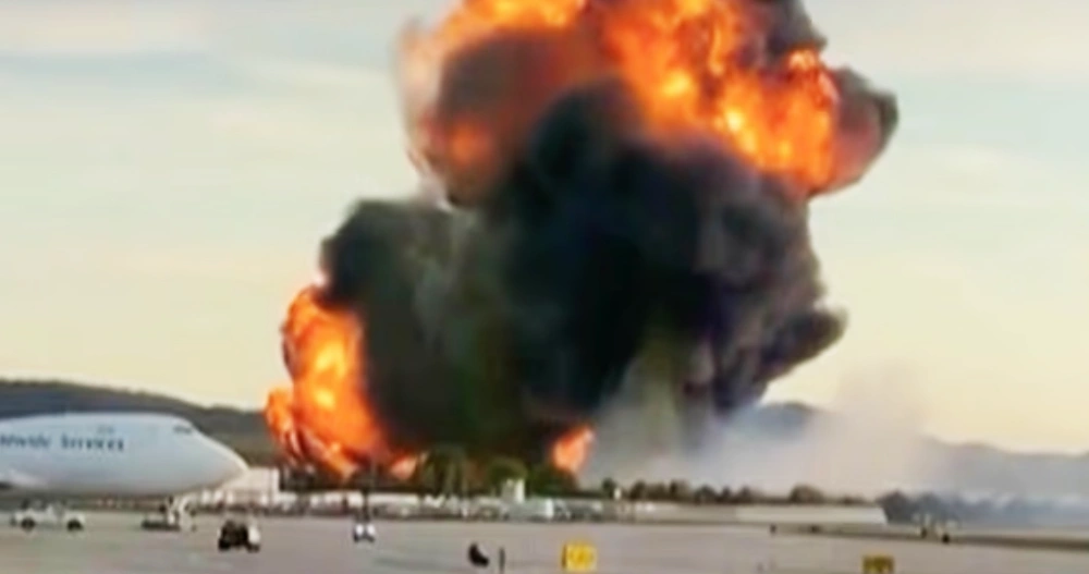 Ledakan besar juga dipicu bahan bakar yang banyak. Sebelum terbang pesawat itu telah mengisi 38.000 galon karena perjalanan panjang menuju Hawaii [Sumber foto: Daily Mail]